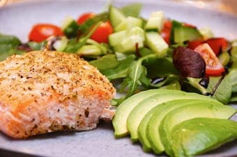 laks med avocado og salat
