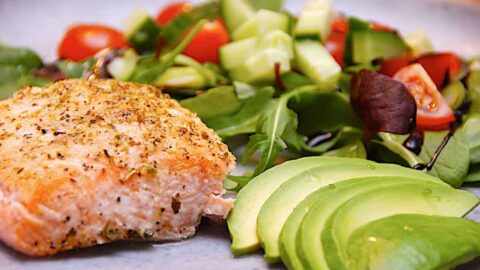 billede med laks med avocado og salat