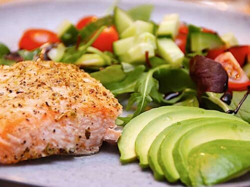 billede med laks med avocado og salat