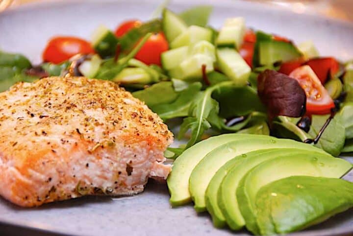 billede med laks med avocado og salat