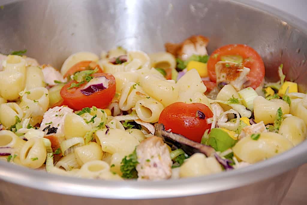Opskrift på pastasalat med kalkun og kål