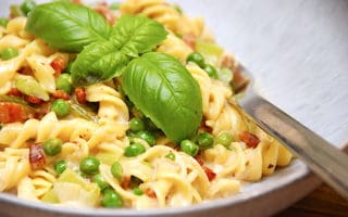 majspasta med ærte- og baconsauce