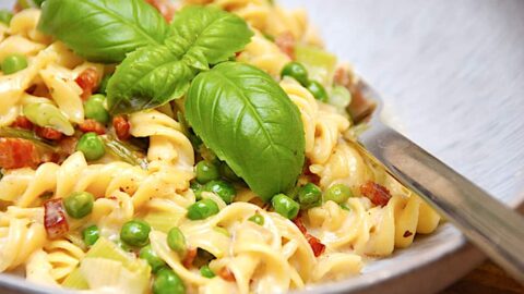 majspasta med ærte- og baconsauce