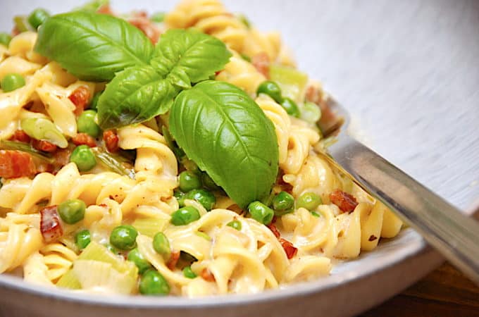 majspasta med ærte- og baconsauce