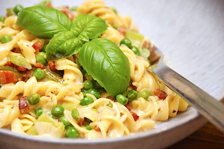 majspasta med ærte- og baconsauce