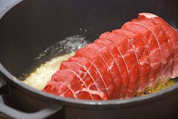 Grydestegt roastbeef er en lækker mad, som også er fremragende som gæstemad. Samtidig er det både nemt og hurtigt at stege en roastbeef i gryde. Foto: Holger Rørby Madsen, Madensverden.dk.