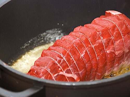 Grydestegt roastbeef er en lækker mad, som også er fremragende som gæstemad. Samtidig er det både nemt og hurtigt at stege en roastbeef i gryde. Foto: Holger Rørby Madsen, Madensverden.dk.