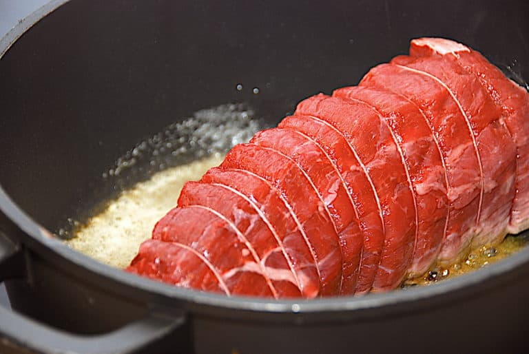 Grydestegt roastbeef er en lækker mad, som også er fremragende som gæstemad. Samtidig er det både nemt og hurtigt at stege en roastbeef i gryde. Foto: Holger Rørby Madsen, Madensverden.dk.