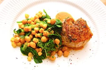 mørbradbøf med kikærter og spinat