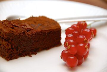 Billede med mørk chokoladekage.