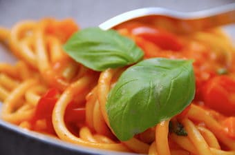 bucatini med vegetarisk tomat- og grøntsagssauce