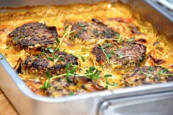billede med ovnbagte hakkebøffer med porrer og kryddersovs