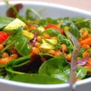 kikærtesalat med gulerødder og avocado