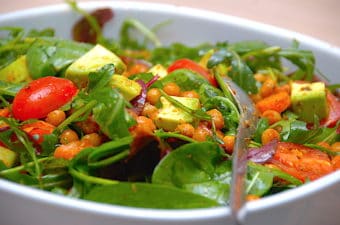 kikærtesalat med gulerødder og avocado