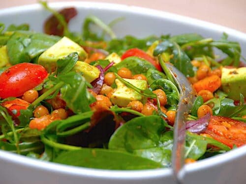 kikærtesalat med gulerødder og avocado