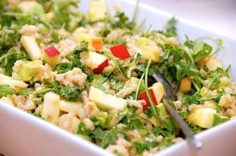 perlebygsalat med æble og avocado
