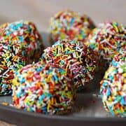 Verdens bedste romkugler lavet af kagerester og Nutella. Hjemmelavede luksus trøfler, der laves med rester af wienerbrød og andre lækre sager, og de er altså meget nemme at lave. Her er romkuglerne trillet i farvet krymmel, men du kan også vende dem i kokos. Foto: Holger Rørby Madsen, Madensverden.dk.