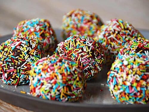 Verdens bedste romkugler lavet af kagerester og Nutella. Hjemmelavede luksus trøfler, der laves med rester af wienerbrød og andre lækre sager, og de er altså meget nemme at lave. Her er romkuglerne trillet i farvet krymmel, men du kan også vende dem i kokos. Foto: Holger Rørby Madsen, Madensverden.dk.