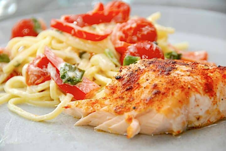 stegt laks med frisk pasta i cremet sovs