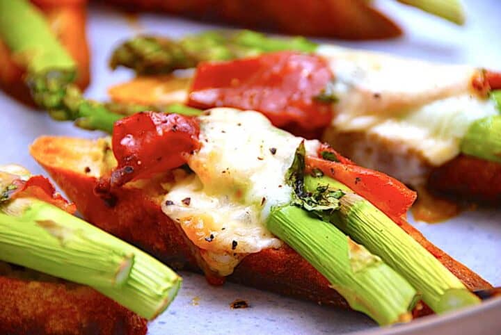 billede med crostini med asparges og skinke