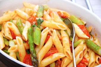 pasta med friske tomater og asparges