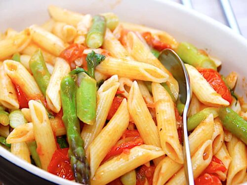 pasta med friske tomater og asparges