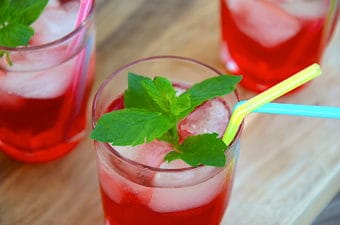 billede med hvidvin med rabarber drink