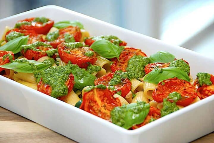 italiensk pastaret med semidried tomater og persillepesto