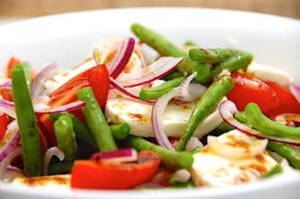 billederesultat for bønnesalat med tomater og rødløg