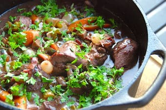 Coq au vin er en skøn, fransk klassiker på unghane eller kylling i rødvin. En god og nem gryderet med masser af grøntsager og smag. Foto: Holger Rørby Madsen, Madensverden.dk.