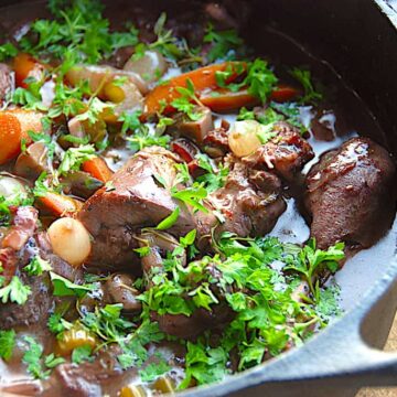 Coq au vin er en skøn, fransk klassiker på unghane eller kylling i rødvin. En god og nem gryderet med masser af grøntsager og smag. Foto: Holger Rørby Madsen, Madensverden.dk.