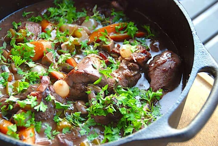 Coq au vin er en skøn, fransk klassiker på unghane eller kylling i rødvin. En god og nem gryderet med masser af grøntsager og smag. Foto: Holger Rørby Madsen, Madensverden.dk.