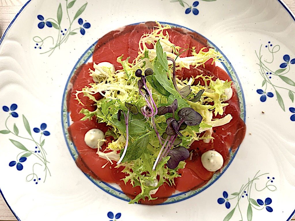 forret med kalvecarpaccio i Melsted