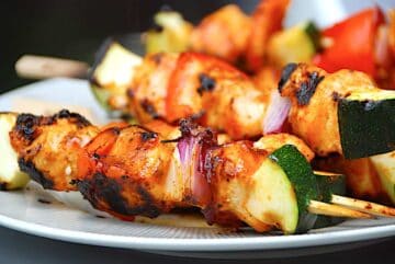 Billede af grillede kyllingespyd.