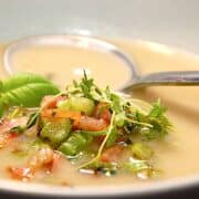 Billede af hvid bønnesuppe.