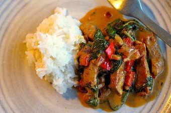 billede til nem gryderet med blommer og nakkekoteletter