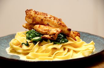 kylling med pasta, spinat og flødesovs