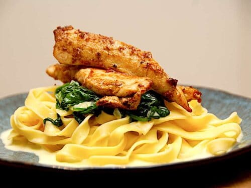 kylling med pasta, spinat og flødesovs