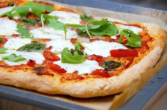 billede med pizza margherita i bradepande