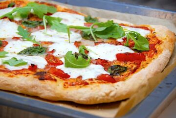 billede med pizza margherita i bradepande
