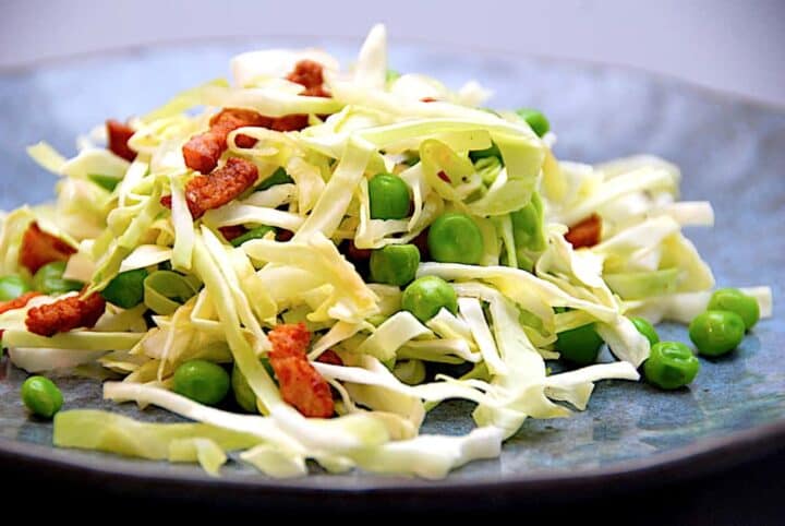 billede med spidskål med bacon og ærter