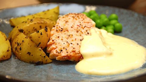 Billede af stegt laks med hollandaise.