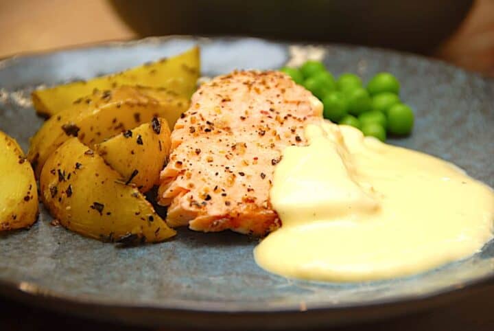 Billede af stegt laks med hollandaise.