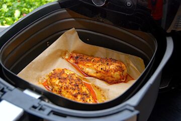 Kyllingebryst i Airfryer er en både nem og sund måde at lave kylling på. Kyllingefileterne krydres med en dejlig marinade, hvorefter de steges i kurven. Foto: Holger Rørby Madsen, Madensverden.dk.