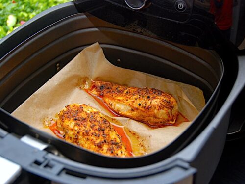 Kyllingebryst i Airfryer er en både nem og sund måde at lave kylling på. Kyllingefileterne krydres med en dejlig marinade, hvorefter de steges i kurven. Foto: Holger Rørby Madsen, Madensverden.dk.
