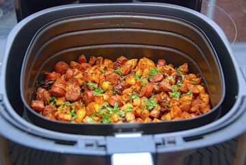 Du kan meget nemt lave en lækker omgang pølsemix i Airfryer. Det giver sprøde kartoffeltern og opskriften er meget nem. Foto: Holger Rørby Madsen, Madensverden.dk.