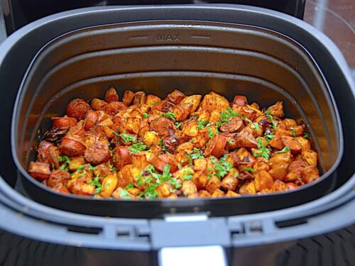 Du kan meget nemt lave en lækker omgang pølsemix i Airfryer. Det giver sprøde kartoffeltern og opskriften er meget nem. Foto: Holger Rørby Madsen, Madensverden.dk.