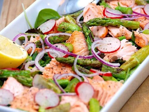 salat med laks og asparges