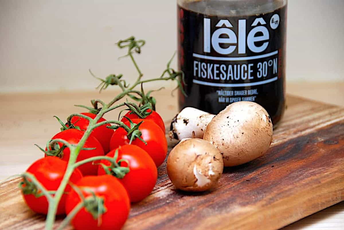 Tomater, svampe og fiskesauce med naturlig umamismag