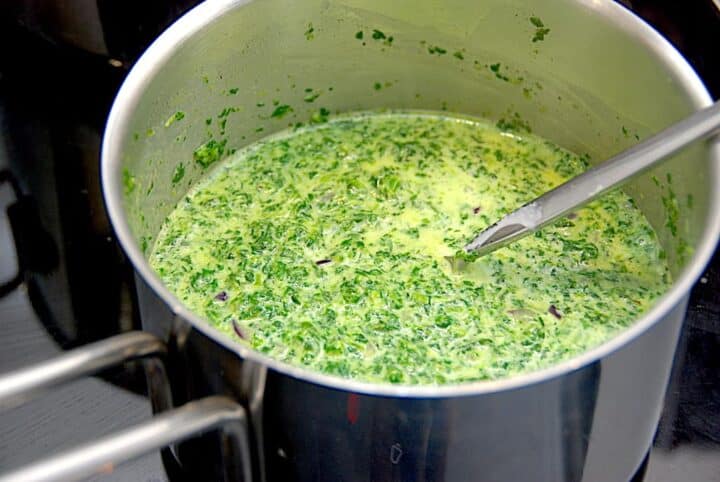 Billede med spinatsauce.